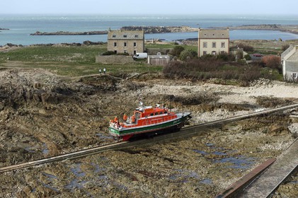 La station est idéalement située à la pointe du nord Cotentin sur la commune d'Auderville.Située aux abords du Raz Blanchard , à 10 miles nautique d'Aurigny et des Iles Anglo-Normandes, le rayon d'action de la station est vaste et se situe de la pointe de Flamanville coté ouest jusqu'au cap Lévy dans l'est.L'abri a une architecture unique en France et sa spécificité réside sur le fait que l'ensemble canot chariot (soit presque 30 tonnes au total ) pivote sur un axe d'une cale à l'autre afin d'être opérationnel  24 heures sur 24 et 365 jours par an quelque soit la marée et les conditions météorologiques.