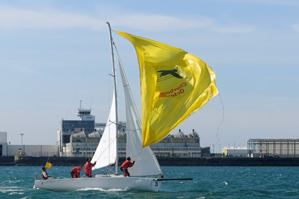 La rade de Cherbourg-en-Cotentin, qui figure parmi les plus grandes rades atificielles au monde, offre aux passionnés, débutants ou confirmés, la possibilité de pratiquer voile, aviron de mer, surf, kayak, ski nautique, funboard, plongée, kitesurf, waveski…
