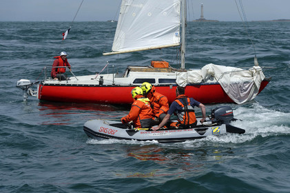 La station est idéalement située à la pointe du nord Cotentin sur la commune d'Auderville.Située aux abords du Raz Blanchard , à 10 miles nautique d'Aurigny et des Iles Anglo-Normandes, le rayon d'action de la station est vaste et se situe de la pointe de Flamanville coté ouest jusqu'au cap Lévy dans l'est.L'abri a une architecture unique en France et sa spécificité réside sur le fait que l'ensemble canot chariot (soit presque 30 tonnes au total ) pivote sur un axe d'une cale à l'autre afin d'être opérationnel  24 heures sur 24 et 365 jours par an quelque soit la marée et les conditions météorologiques.