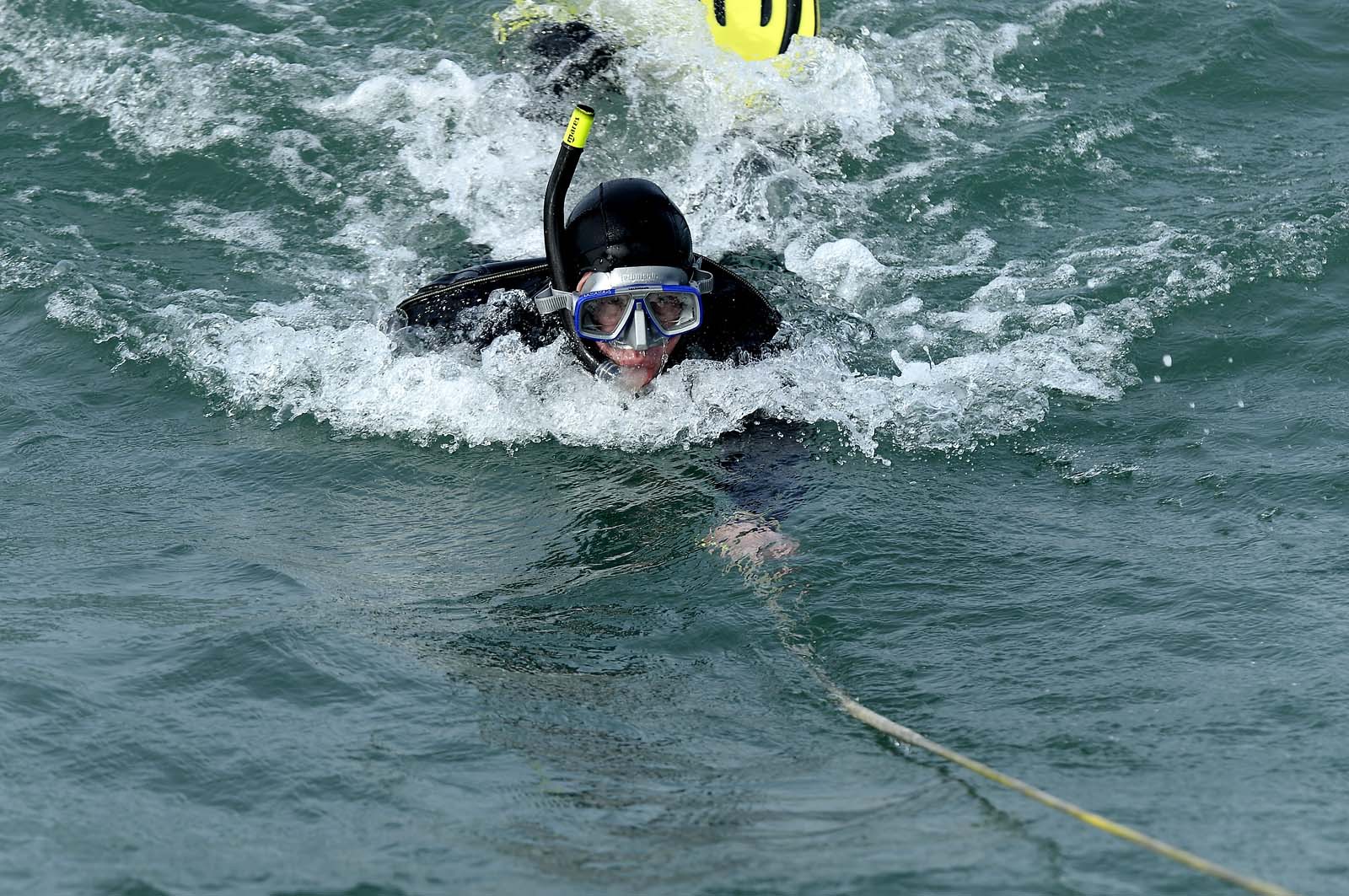 La société nationale de sauvetage en mer est une des expressions les plus abouties de la solidarité des gens de mer face aux drames et accidents maritimes à proximité de nos côtes.La SNSM actuelle est née en 1967, mais depuis plus d'un siècle et demi, des bénévoles issus du monde maritime professionnel et, de plus en plus désormais, d'autres milieux s'investissent localement pour apporter une aide irremplaçable aux usagers de la mer. Association reconnue d'utilité publique dont la mission première est le sauvetage des personnes en danger en mer, la SNSM exerce trois types d'activités : le sauvetage en mer proprement dit, la formation des nageurs sauveteurs saisonniers et la prévention des risques nautiques.Nous avons coutume de dire de nos équipages qu'ils donnent tout et ne prennent rien..sauf les risquesXavier de la Gorce , Président de la SNSM