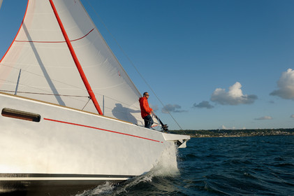 La rade de Cherbourg-en-Cotentin, qui figure parmi les plus grandes rades atificielles au monde, offre aux passionnés, débutants ou confirmés, la possibilité de pratiquer voile, aviron de mer, surf, kayak, ski nautique, funboard, plongée, kitesurf, waveski…