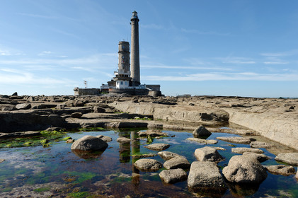 Sémaphore de BarfleurL'implantation des sémaphores en des points remarquables de la côte et leurs capacités opérationnelles de veille optique et radar les conduisent tout naturellement à participer activement à des missions plus générales relevant de la fonction de garde-côte.Au quotidien, les sémaphores restent un lien direct et simple entre les navigateurs côtiers, plaisanciers comme professionnels, et la terre. Leur présence rassure et ils sont en permanence sollicités pour des informations de toutes natures ou des précisions quant aux prévisions météorologiques locales.