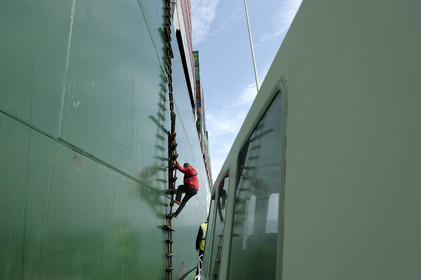Une manoeuvre réussie est une catastrophe évitée de justesse dit-on.Une formule sans doute excessive mais qui a le mérite de maintenir à l'esprit de chacun qu'il n'existe pas de routine quand il s'agit de manoeuvrer des géants de plusieurs dizaines de milliers de tonnes dans les écluses et les bassins portuaires avec une précision de l'ordre du mètre. Tout l'art du pilote, fin connaisseur des lieux et de leurs pièges, est d'appréhender rapidement le comportement et les capacités manoeuvrières d'un navire inconnu. C'est à lui en effet qu'il appartient de conseiller le pacha pour la bonne réalisation de ce qui reste l'une des phases les plus délicates de l'expédition maritime : l'entrée en port puis l'accostage.