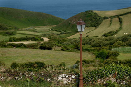 Cette baie bien abritée est une plage de galets et de sable fin, et tire son nom des moulins qui existaient autrefois dans la vallée qui la surplombe (écailler le grain). Les roches de l'anse de Cul Rond figurent parmi les plus anciennes de France : plus de 2 milliards d'années.