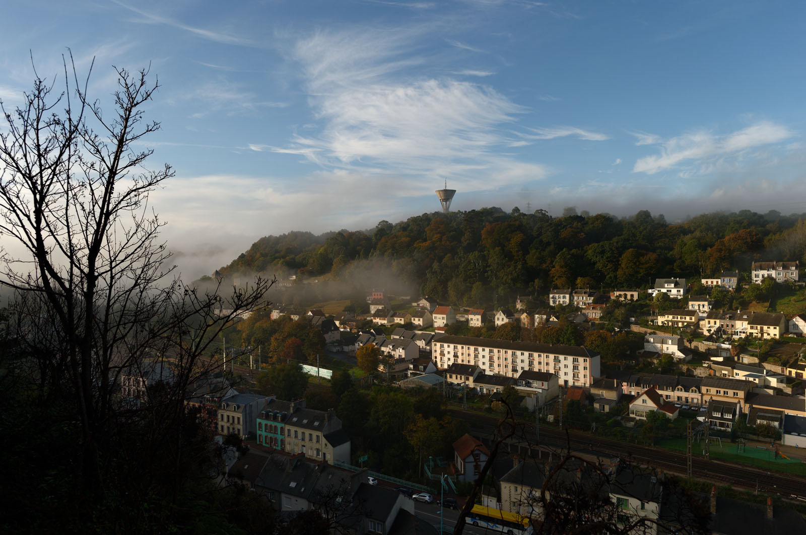 Une ville résolument tournée vers la mer.Cherbourg-en-Cotentin est située dans la presqu'île du Cotentin, à la pointe Ouest de la Normandie. (ville-cherbourg.fr)Un lieu incontournable en Normandie : La Cité de la Mer (http:  www.citedelamer.com)