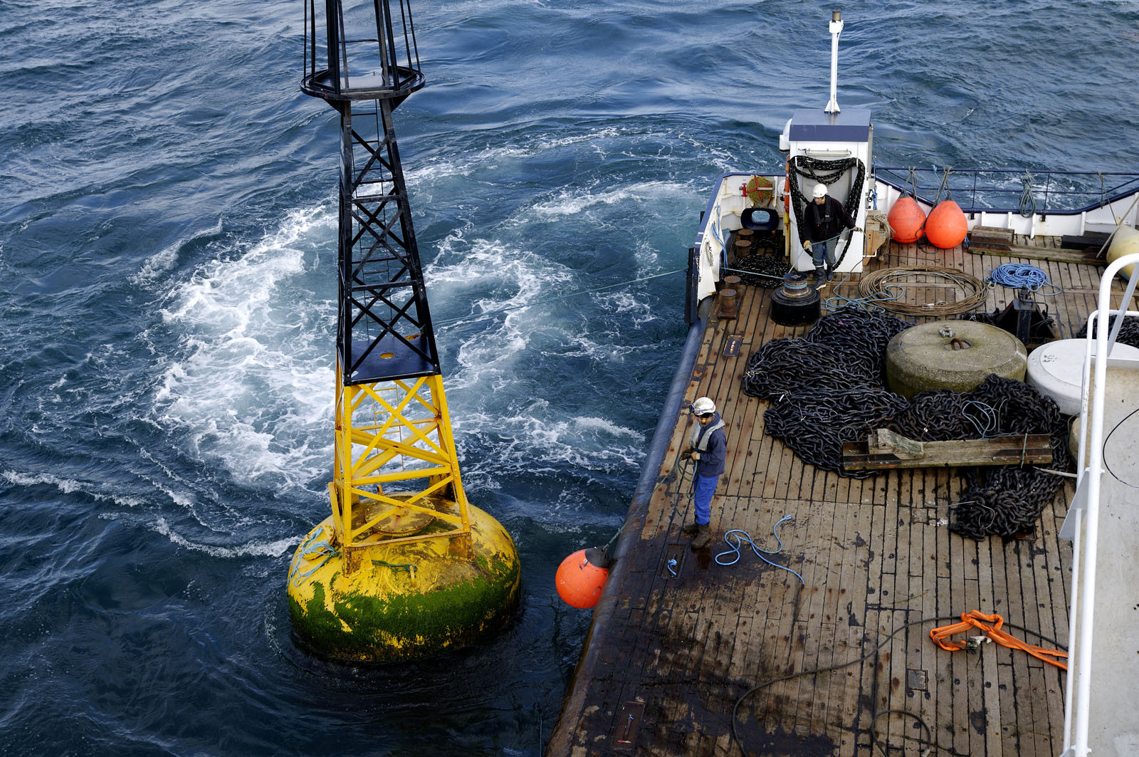 Les phares des côtes de France datent tous des 18ème et 19ème siècles, à quelques exceptions près, et l'on s'émerveille encore des efforts et des savoir-faire déployés alors pour mener à bien ces fabuleux travaux de génie civile.Scintillants, à éclats courts ou longs, isophases, à occultations... Rythme, couleur,secteur...Chaque phare affiche son code génétique, unique, que l'on retrouve également sur les cartes marines.Basé à Dunkerque, le Hauts de France est chargé de la mise en place et de l'entretien courant du balisage maritime hauturier de l'ensemble de la zone, de la frontière belge à la pointe de la Hague.Au-delà de ses missions premières, le baliseur océanique est également capable de mettre en oeuvre l'ensemble de ses capacités techniques pour lutter contre les pollutions marines.