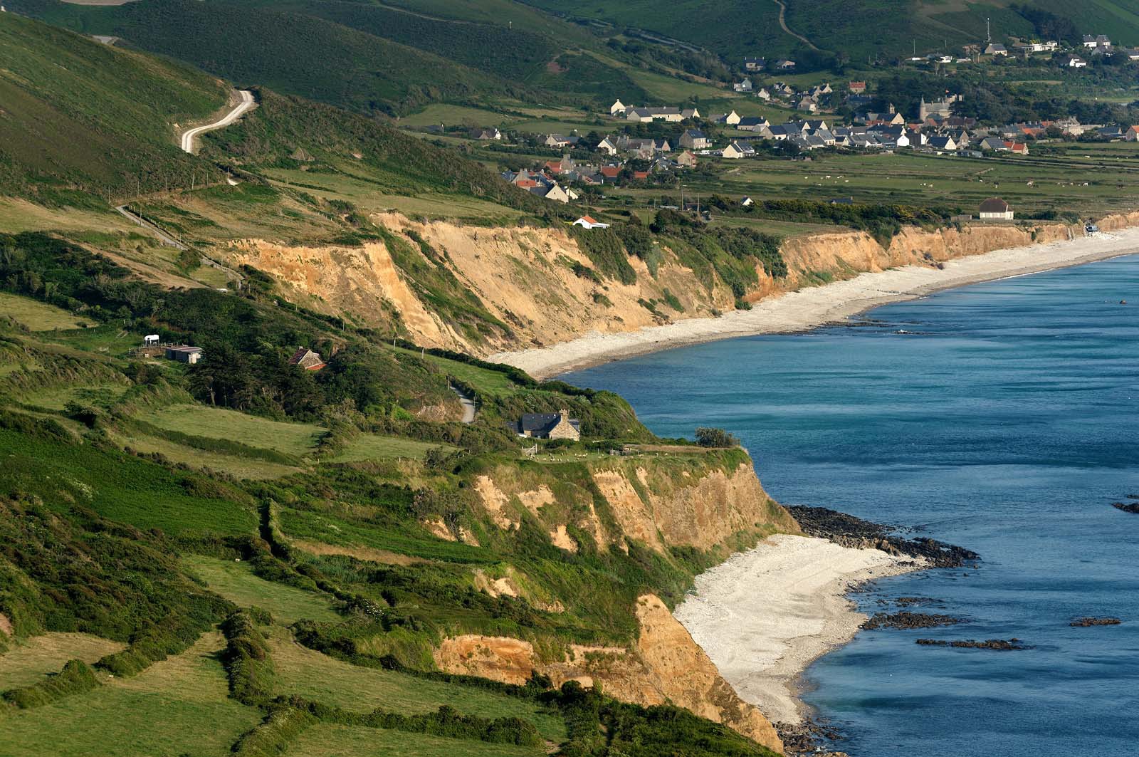 Le village de Vauville fait partie des sites classés de la Hague, Cap Cotentin. Les Pierres Pouquelées, galerie néolithique, sont un témoignage de l'Antiquité.La mare de Vauville est une réserve naturelle. Créée en 1976 c'est l'une des 135 réserves naturelles de France. Géré par le Groupe Ornithologique Normand depuis 1983, c'est un marais d'eau douce protégé de la mer par un étroit cordon dunaire. La mare de Vauville fait 62 ha, il y a plus de 150 espèces d'oiseaux ainsi que de 350 plantes et 16 espèces de batraciens.Un édifice autrefois religieux domine le village. C'est le prieuré de Vauville construit dans les landes, sur le haut d'une colline.Créé par Eric et Nicole Pellerin en 1947, l'exceptionnel jardin botanique du château de Vauville occupe plus de 40 000 m2. Abritant plus de 1000 espèces de l'hémisphère austral, le jardin entoure le château de Vauville dans une ambiance subtropicale tout à fait surprenante.