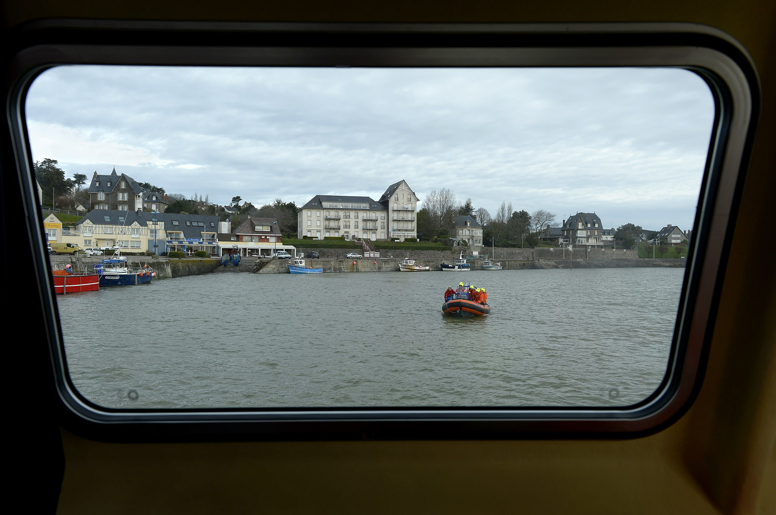 La société nationale de sauvetage en mer est une des expressions les plus abouties de la solidarité des gens de mer face aux drames et accidents maritimes à proximité de nos côtes.La SNSM actuelle est née en 1967, mais depuis plus d'un siècle et demi, des bénévoles issus du monde maritime professionnel et, de plus en plus désormais, d'autres milieux s'investissent localement pour apporter une aide irremplaçable aux usagers de la mer. Association reconnue d'utilité publique dont la mission première est le sauvetage des personnes en danger en mer, la SNSM exerce trois types d'activités : le sauvetage en mer proprement dit, la formation des nageurs sauveteurs saisonniers et la prévention des risques nautiques.Nous avons coutume de dire de nos équipages qu'ils donnent tout et ne prennent rien..sauf les risquesXavier de la Gorce , Président de la SNSM