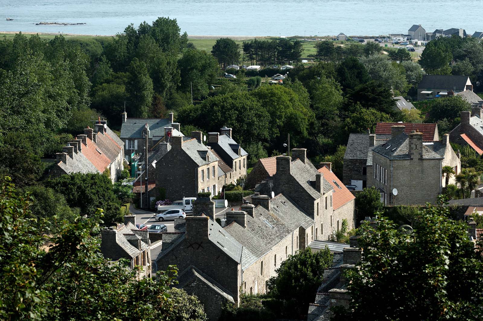 Le village d’Omonville la Rogue, situé sur la route côtière qui relie Cherbourg au cap de la Hague, s’étire au creux d’un vallon. Ses nombreuses petites rues et ruelles, sont bordées de solides maisons de granit, souvent couvertes en pierre.Les promenades conduisent bien souvent vers le Hâble, nom donné au port, un des plus beaux et des plus anciens de la région, dominé par un fort datant du début du XV siècle,