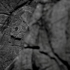 Cette exposition fût présentée lors du mois de la photographie à Equeurdreville (Cotentin) en 2014.Comme un tailleur de pierre, la nature a façonné un monde imaginaire, transformant le paysage en une oeuvre d’art équilibrée et contrôlée. Je n’ai photographié que ceux qui me parlaient, comme des apparitions fantasmagoriques, un clin d’oeil, un frisson, un sourire complice. Libre à vous de découvrir ces formes secrètes, ces visages sculptés par les éléments aux traits parfois révélateurs.