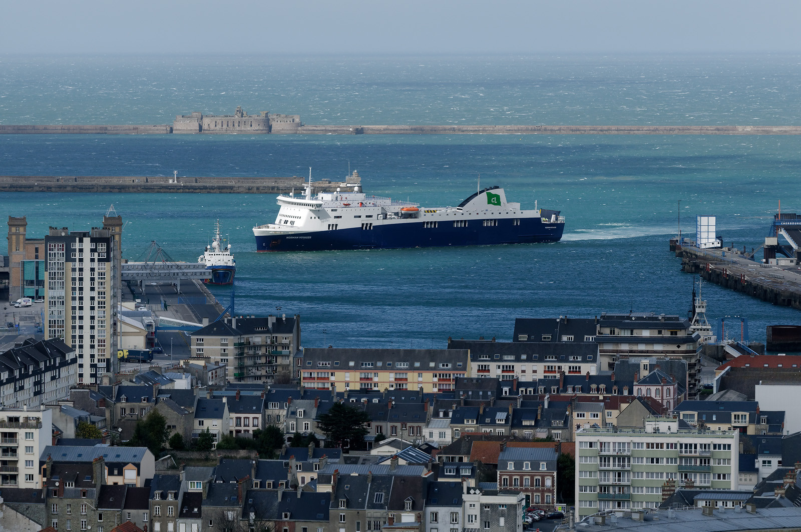 Une ville résolument tournée vers la mer.Cherbourg-en-Cotentin est située dans la presqu'île du Cotentin, à la pointe Ouest de la Normandie. (ville-cherbourg.fr)Un lieu incontournable en Normandie : La Cité de la Mer (http:  www.citedelamer.com)