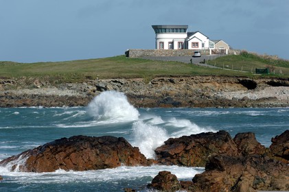 Dominant la mer à la pointe de Jardeheu et offrant une prespective du Cap Lévy à Auderville, le sémaphore de Jardeheu fut construit dans les années 1860 et désarmé par la Marine en 1984.