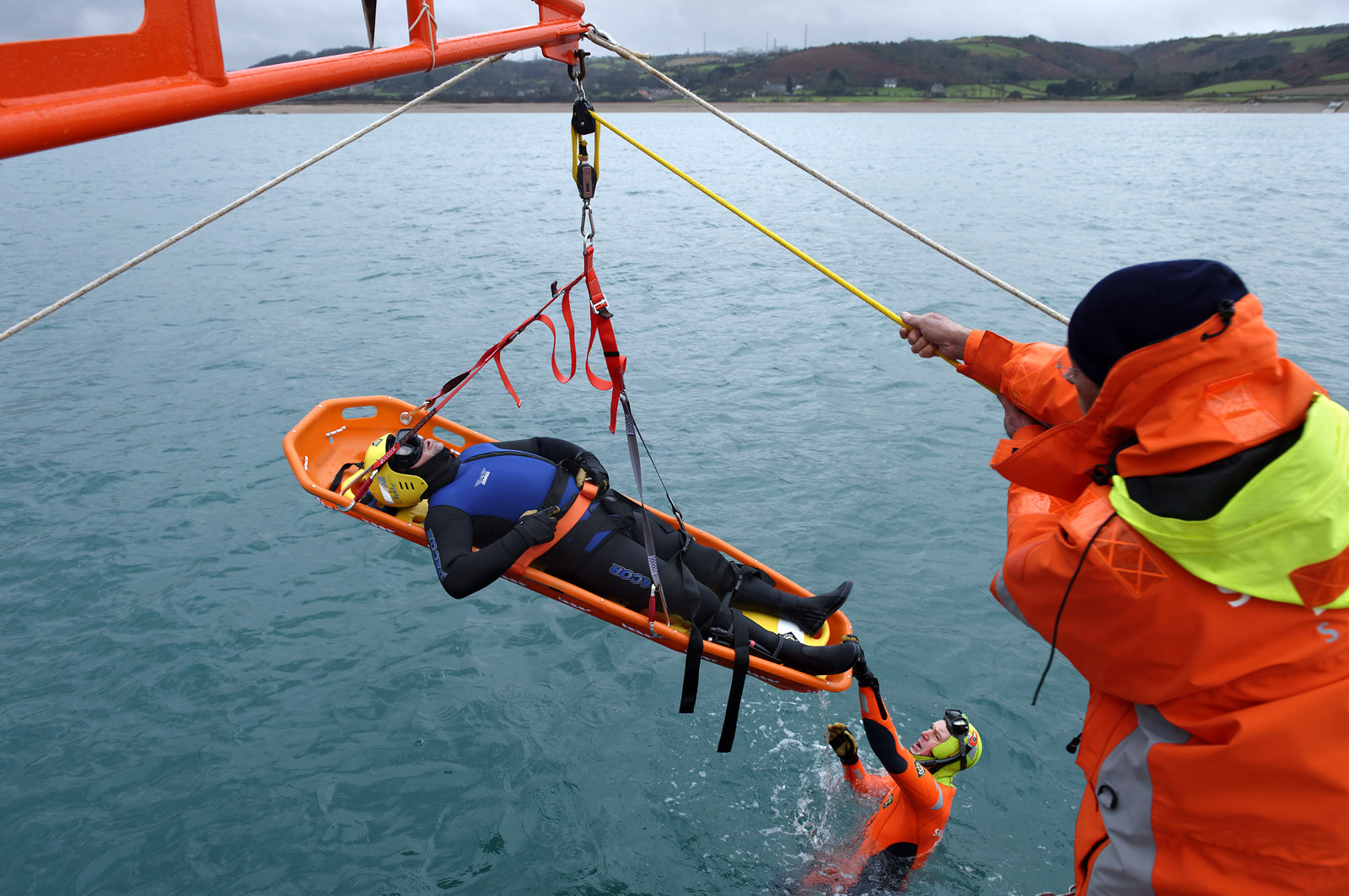 La station est idéalement située à la pointe du nord Cotentin sur la commune d'Auderville.Située aux abords du Raz Blanchard , à 10 miles nautique d'Aurigny et des Iles Anglo-Normandes, le rayon d'action de la station est vaste et se situe de la pointe de Flamanville coté ouest jusqu'au cap Lévy dans l'est.L'abri a une architecture unique en France et sa spécificité réside sur le fait que l'ensemble canot chariot (soit presque 30 tonnes au total ) pivote sur un axe d'une cale à l'autre afin d'être opérationnel  24 heures sur 24 et 365 jours par an quelque soit la marée et les conditions météorologiques.