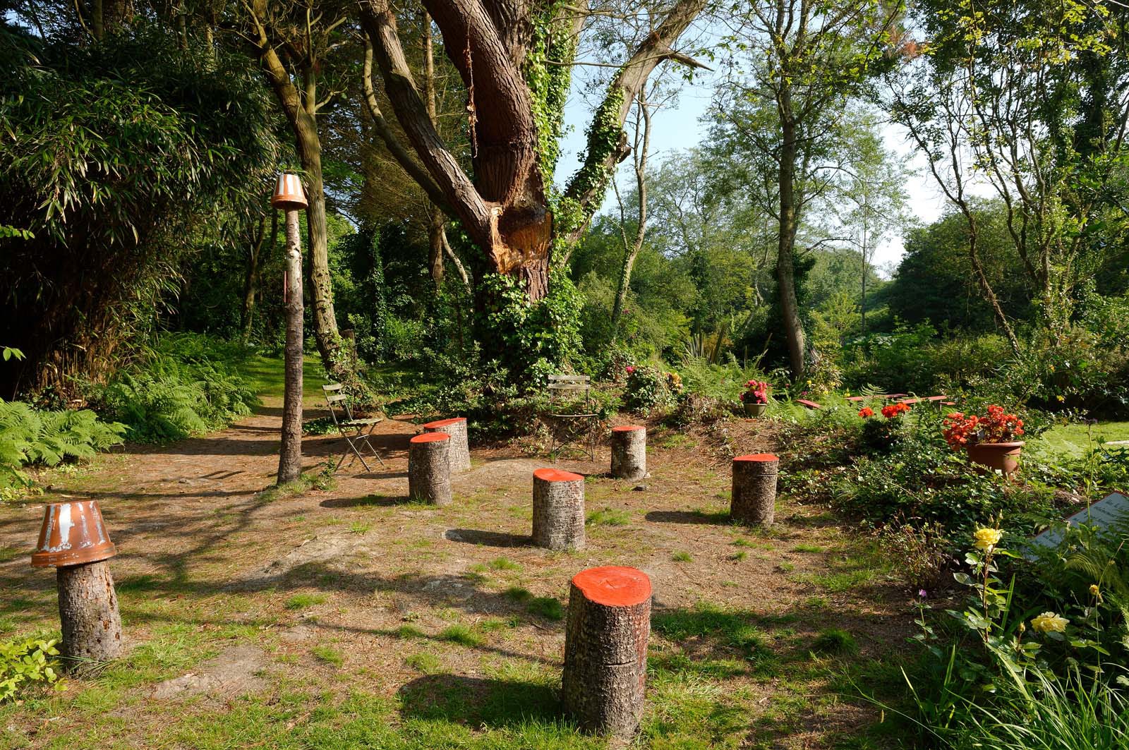 En hommage au poète, ses amis dont Gérard Fusberti, propriétaire du terrain et gardien du temple, décident de créer un jardin où chacun plantera son arbre ou laissera une de ses créations. Montand, Reggiani, Greco ou Mouloudji plantèrent chacun leur double végétal lors de la célébration du dixième anniversaire de la mort de Prévert, un eucalyptus aujourd'hui haut d'au moins 20 mètres pour Mouloudji.Se balader dans ce jardin, c'est pénétrer dans l'univers du poète. Au milieu des arbres d'ornement, des bambous peints de rouge vif, des arbres fruitiers, des camélias, des azalées, des gunneras (que Prévert adorait) et des hortensias, des œuvres d'art se révèlent ça et là, tantôt un portrait, tantôt une sculpture ou une installation. Des arbres peints prennent vie, une main rouge semblant sortir de leur entrailles, le ruisseau qui coule en cascade murmure une douce poésie, que l'on retrouve en quelques phrases inscrites sur des plaques qui surgissent au milieu de cette jungle organisée. (Saint-Germain-des-Vaux Manche)
