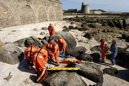 La société nationale de sauvetage en mer est une des expressions les plus abouties de la solidarité des gens de mer face aux drames et accidents maritimes à proximité de nos côtes.La SNSM actuelle est née en 1967, mais depuis plus d'un siècle et demi, des bénévoles issus du monde maritime professionnel et, de plus en plus désormais, d'autres milieux s'investissent localement pour apporter une aide irremplaçable aux usagers de la mer. Association reconnue d'utilité publique dont la mission première est le sauvetage des personnes en danger en mer, la SNSM exerce trois types d'activités : le sauvetage en mer proprement dit, la formation des nageurs sauveteurs saisonniers et la prévention des risques nautiques.Nous avons coutume de dire de nos équipages qu'ils donnent tout et ne prennent rien..sauf les risquesXavier de la Gorce , Président de la SNSM