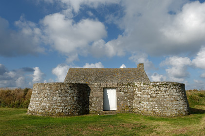 Le village de Vauville fait partie des sites classés de la Hague, Cap Cotentin. Les Pierres Pouquelées, galerie néolithique, sont un témoignage de l'Antiquité.La mare de Vauville est une réserve naturelle. Créée en 1976 c'est l'une des 135 réserves naturelles de France. Géré par le Groupe Ornithologique Normand depuis 1983, c'est un marais d'eau douce protégé de la mer par un étroit cordon dunaire. La mare de Vauville fait 62 ha, il y a plus de 150 espèces d'oiseaux ainsi que de 350 plantes et 16 espèces de batraciens.Un édifice autrefois religieux domine le village. C'est le prieuré de Vauville construit dans les landes, sur le haut d'une colline.Créé par Eric et Nicole Pellerin en 1947, l'exceptionnel jardin botanique du château de Vauville occupe plus de 40 000 m2. Abritant plus de 1000 espèces de l'hémisphère austral, le jardin entoure le château de Vauville dans une ambiance subtropicale tout à fait surprenante.