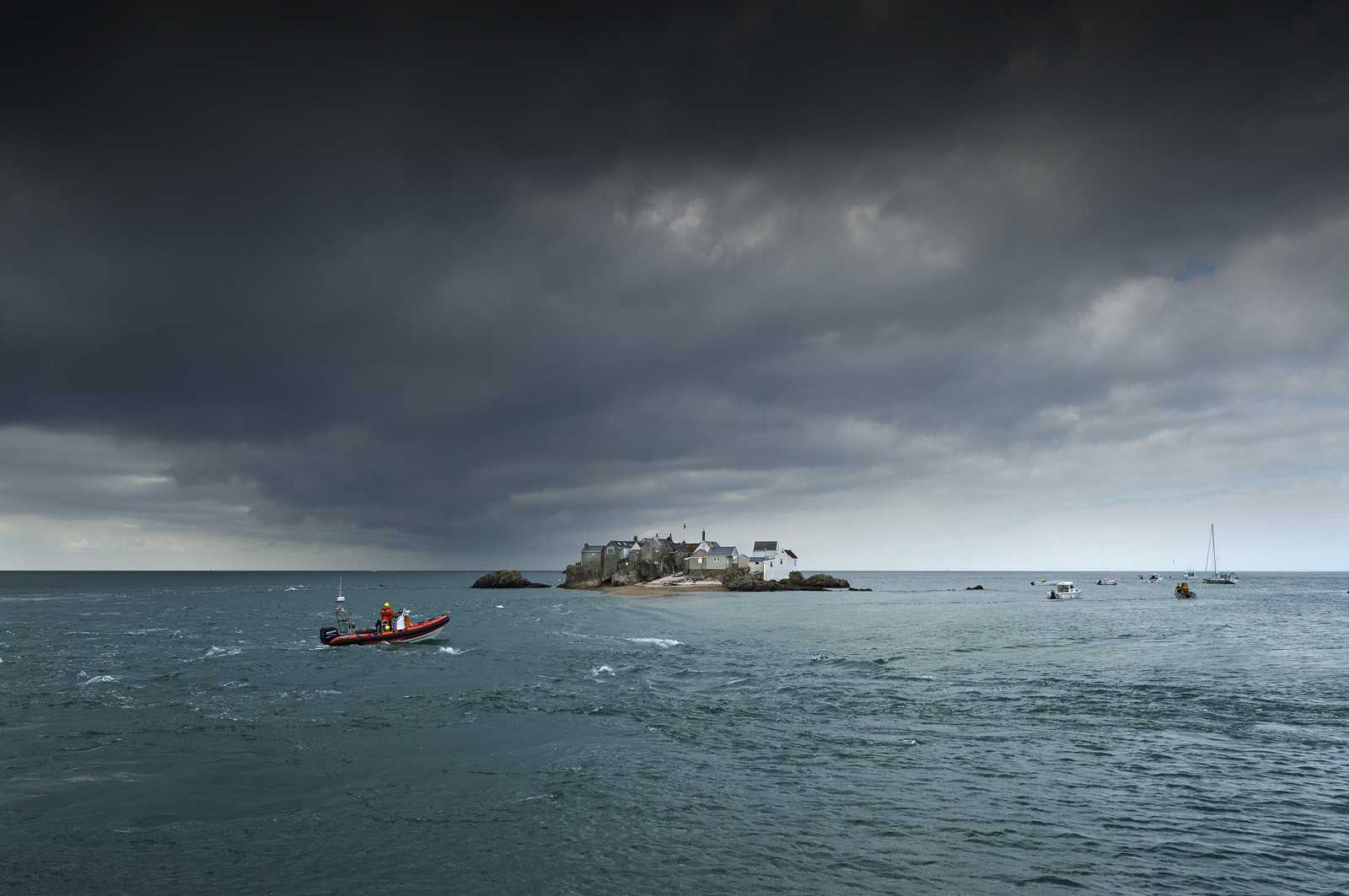Les Ecréhou (Ile Anglo-Normande)La société nationale de sauvetage en mer est une des expressions les plus abouties de la solidarité des gens de mer face aux drames et accidents maritimes à proximité de nos côtes.La SNSM actuelle est née en 1967, mais depuis plus d'un siècle et demi, des bénévoles issus du monde maritime professionnel et, de plus en plus désormais, d'autres milieux s'investissent localement pour apporter une aide irremplaçable aux usagers de la mer. Association reconnue d'utilité publique dont la mission première est le sauvetage des personnes en danger en mer, la SNSM exerce trois types d'activités : le sauvetage en mer proprement dit, la formation des nageurs sauveteurs saisonniers et la prévention des risques nautiques.Nous avons coutume de dire de nos équipages qu'ils donnent tout et ne prennent rien..sauf les risquesXavier de la Gorce , Président de la SNSM