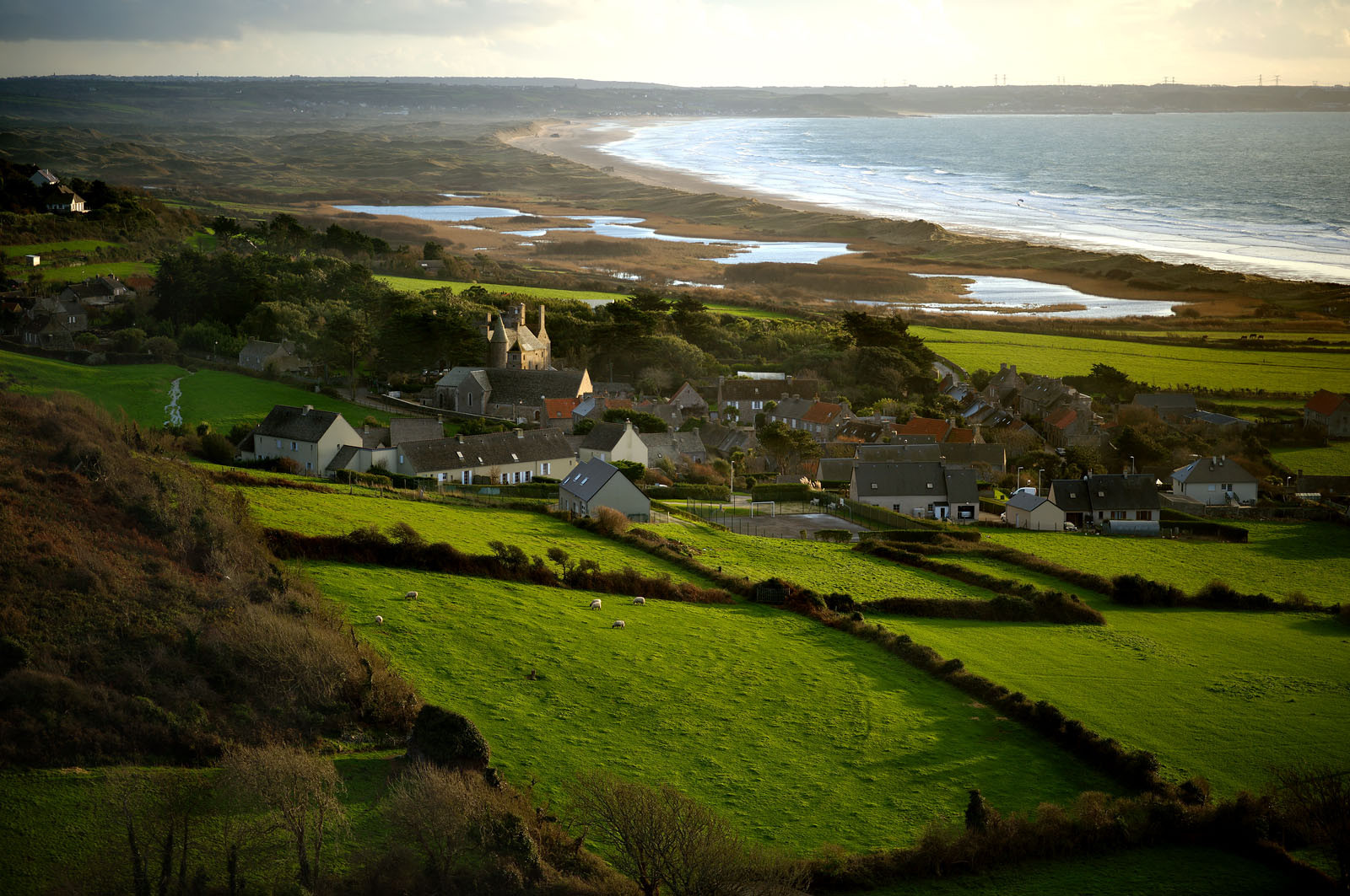 Le village de Vauville fait partie des sites classés de la Hague, Cap Cotentin. Les Pierres Pouquelées, galerie néolithique, sont un témoignage de l'Antiquité.La mare de Vauville est une réserve naturelle. Créée en 1976 c'est l'une des 135 réserves naturelles de France. Géré par le Groupe Ornithologique Normand depuis 1983, c'est un marais d'eau douce protégé de la mer par un étroit cordon dunaire. La mare de Vauville fait 62 ha, il y a plus de 150 espèces d'oiseaux ainsi que de 350 plantes et 16 espèces de batraciens.Un édifice autrefois religieux domine le village. C'est le prieuré de Vauville construit dans les landes, sur le haut d'une colline.Créé par Eric et Nicole Pellerin en 1947, l'exceptionnel jardin botanique du château de Vauville occupe plus de 40 000 m2. Abritant plus de 1000 espèces de l'hémisphère austral, le jardin entoure le château de Vauville dans une ambiance subtropicale tout à fait surprenante.