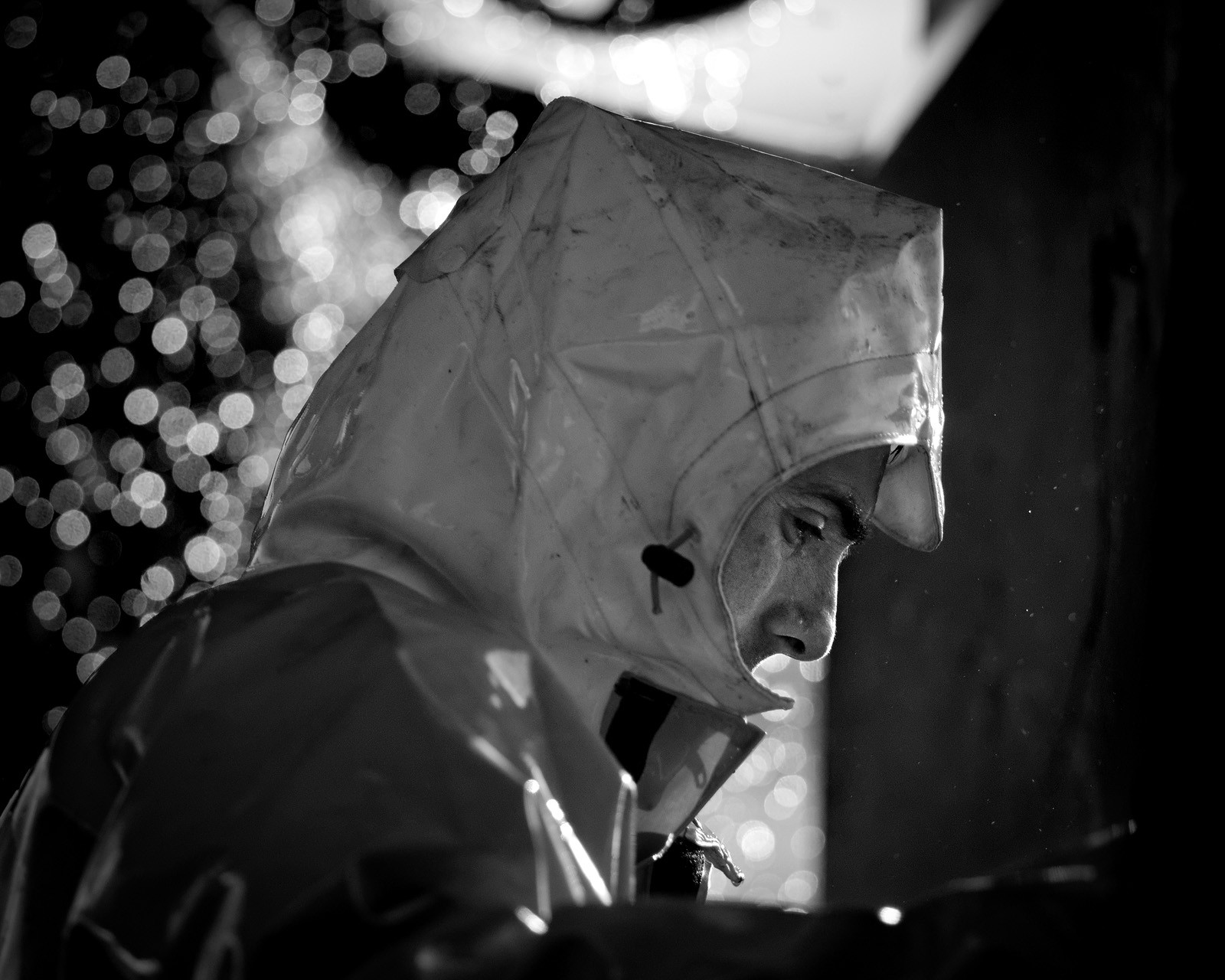 Marin pêcheur.. Deux mots qui suscitent tant de sentiments divers chez les gens de terre... Respect, admiration pour cette liberté, ce courage, mais aussi souvent peur et angoisse. Sont-ils fous ou désepérés pour risquer ainsi leurs vies quotidiennement ? Non, justes passionnés par leur métier, la mer est leur grande histoire d'amour.Le salaire de la peur des forcats de la mer, le journaliste avait raison.Ces photographies réalisées au cours de plusieurs marées à bord du Yannick, chalutier cherbourgeois, vous décrivent l'histoire d'un navire, d'un équipage, d'une famille. Vous embarquez à leurs côtés et découvrez leurs conditions de travail, la tempête, la fatigue, et, au détour d'une image, un sourire.Sophie LeroyDirectice de l'Armement Cherbourgeois