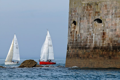 La rade de Cherbourg-en-Cotentin, qui figure parmi les plus grandes rades atificielles au monde, offre aux passionnés, débutants ou confirmés, la possibilité de pratiquer voile, aviron de mer, surf, kayak, ski nautique, funboard, plongée, kitesurf, waveski…