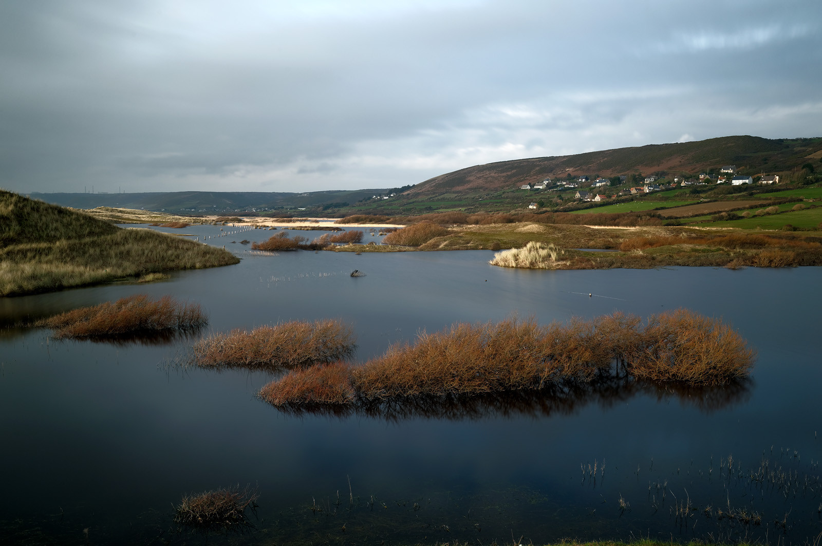 Le village de Vauville fait partie des sites classés de la Hague, Cap Cotentin. Les Pierres Pouquelées, galerie néolithique, sont un témoignage de l'Antiquité.La mare de Vauville est une réserve naturelle. Créée en 1976 c'est l'une des 135 réserves naturelles de France. Géré par le Groupe Ornithologique Normand depuis 1983, c'est un marais d'eau douce protégé de la mer par un étroit cordon dunaire. La mare de Vauville fait 62 ha, il y a plus de 150 espèces d'oiseaux ainsi que de 350 plantes et 16 espèces de batraciens.Un édifice autrefois religieux domine le village. C'est le prieuré de Vauville construit dans les landes, sur le haut d'une colline.Créé par Eric et Nicole Pellerin en 1947, l'exceptionnel jardin botanique du château de Vauville occupe plus de 40 000 m2. Abritant plus de 1000 espèces de l'hémisphère austral, le jardin entoure le château de Vauville dans une ambiance subtropicale tout à fait surprenante.