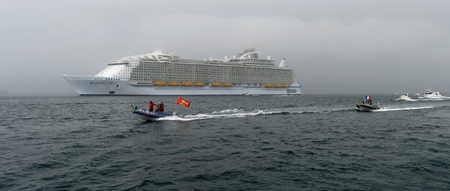 La rade de Cherbourg-en-Cotentin, qui figure parmi les plus grandes rades atificielles au monde, offre aux passionnés, débutants ou confirmés, la possibilité de pratiquer voile, aviron de mer, surf, kayak, ski nautique, funboard, plongée, kitesurf, waveski…
