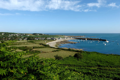 Le village d’Omonville la Rogue, situé sur la route côtière qui relie Cherbourg au cap de la Hague, s’étire au creux d’un vallon. Ses nombreuses petites rues et ruelles, sont bordées de solides maisons de granit, souvent couvertes en pierre.Les promenades conduisent bien souvent vers le Hâble, nom donné au port, un des plus beaux et des plus anciens de la région, dominé par un fort datant du début du XV siècle,