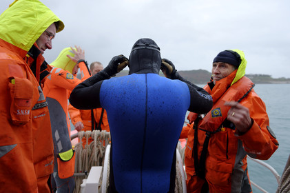 La station est idéalement située à la pointe du nord Cotentin sur la commune d'Auderville.Située aux abords du Raz Blanchard , à 10 miles nautique d'Aurigny et des Iles Anglo-Normandes, le rayon d'action de la station est vaste et se situe de la pointe de Flamanville coté ouest jusqu'au cap Lévy dans l'est.L'abri a une architecture unique en France et sa spécificité réside sur le fait que l'ensemble canot chariot (soit presque 30 tonnes au total ) pivote sur un axe d'une cale à l'autre afin d'être opérationnel  24 heures sur 24 et 365 jours par an quelque soit la marée et les conditions météorologiques.