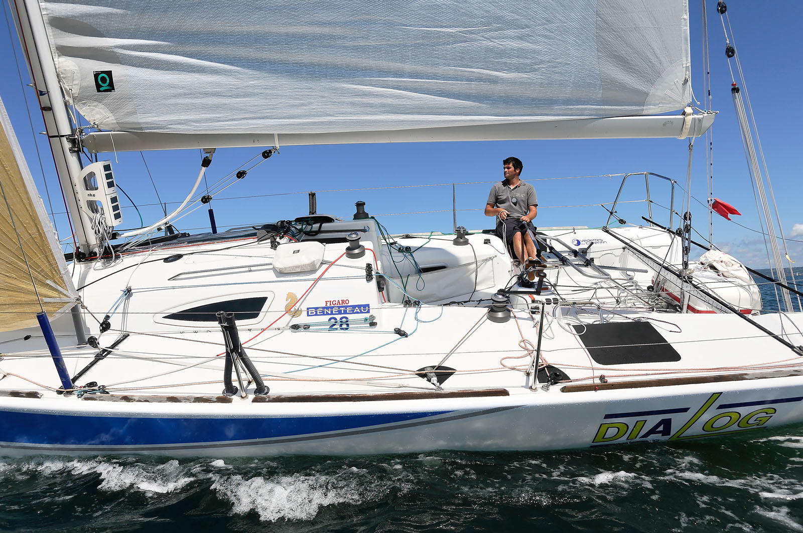 Alexis LOISON (Skipper cherbourgeois)La rade de Cherbourg-en-Cotentin, qui figure parmi les plus grandes rades atificielles au monde, offre aux passionnés, débutants ou confirmés, la possibilité de pratiquer voile, aviron de mer, surf, kayak, ski nautique, funboard, plongée, kitesurf, waveski…