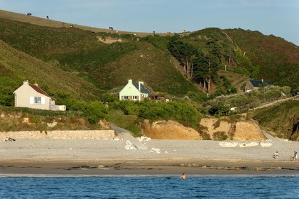 Cette baie bien abritée est une plage de galets et de sable fin, et tire son nom des moulins qui existaient autrefois dans la vallée qui la surplombe (écailler le grain). Les roches de l'anse de Cul Rond figurent parmi les plus anciennes de France : plus de 2 milliards d'années.