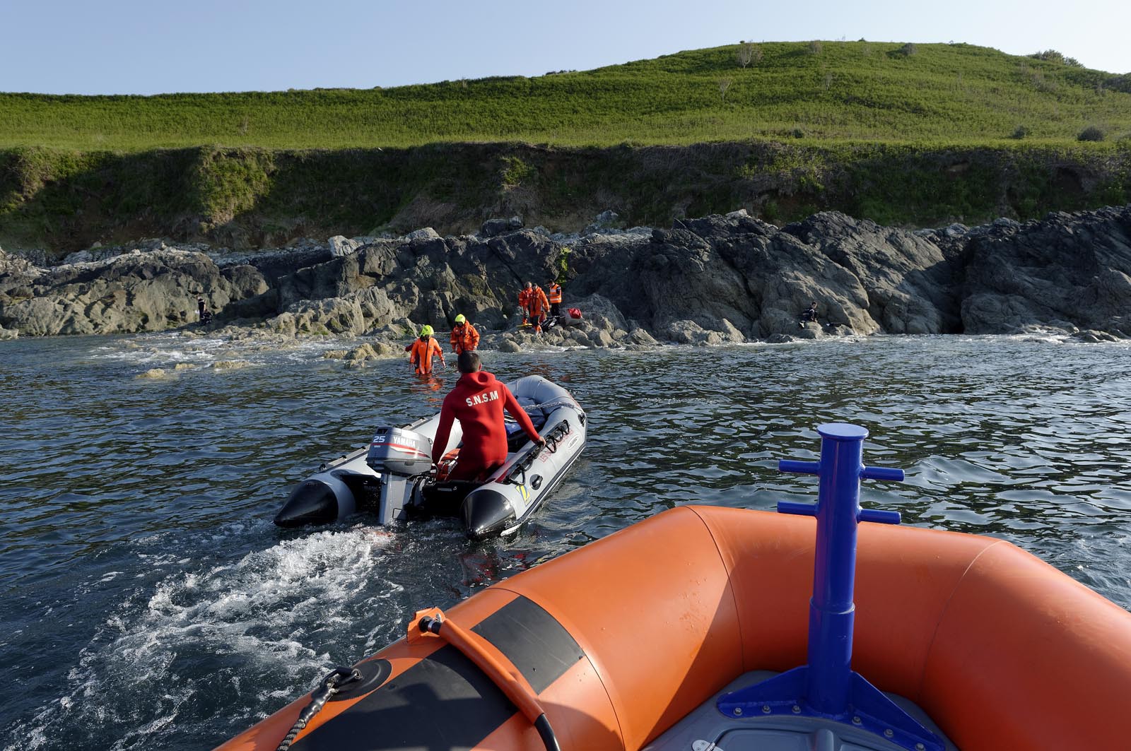 La société nationale de sauvetage en mer est une des expressions les plus abouties de la solidarité des gens de mer face aux drames et accidents maritimes à proximité de nos côtes.La SNSM actuelle est née en 1967, mais depuis plus d'un siècle et demi, des bénévoles issus du monde maritime professionnel et, de plus en plus désormais, d'autres milieux s'investissent localement pour apporter une aide irremplaçable aux usagers de la mer. Association reconnue d'utilité publique dont la mission première est le sauvetage des personnes en danger en mer, la SNSM exerce trois types d'activités : le sauvetage en mer proprement dit, la formation des nageurs sauveteurs saisonniers et la prévention des risques nautiques.Nous avons coutume de dire de nos équipages qu'ils donnent tout et ne prennent rien..sauf les risquesXavier de la Gorce , Président de la SNSM