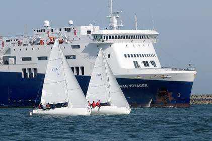La rade de Cherbourg-en-Cotentin, qui figure parmi les plus grandes rades atificielles au monde, offre aux passionnés, débutants ou confirmés, la possibilité de pratiquer voile, aviron de mer, surf, kayak, ski nautique, funboard, plongée, kitesurf, waveski…