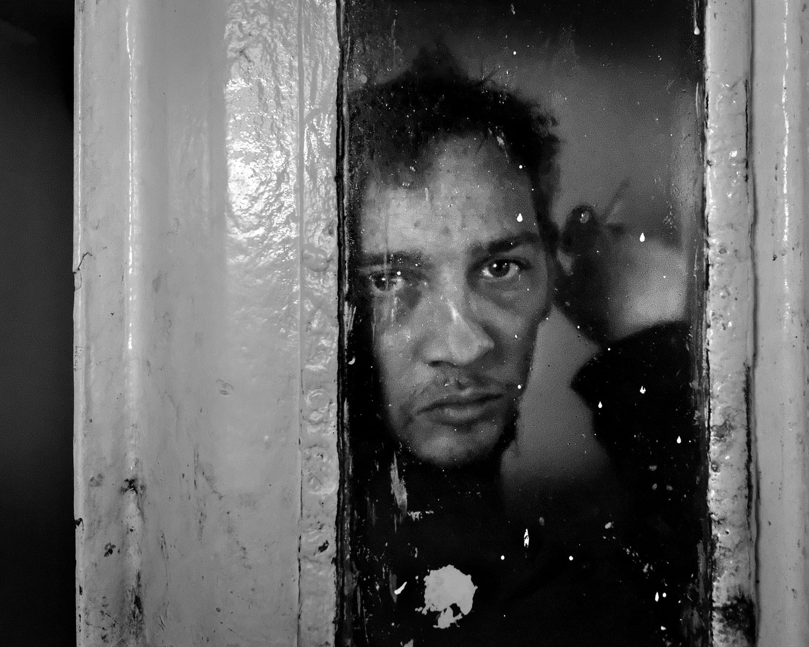 Marin pêcheur.. Deux mots qui suscitent tant de sentiments divers chez les gens de terre... Respect, admiration pour cette liberté, ce courage, mais aussi souvent peur et angoisse. Sont-ils fous ou désepérés pour risquer ainsi leurs vies quotidiennement ? Non, justes passionnés par leur métier, la mer est leur grande histoire d'amour.Le salaire de la peur des forcats de la mer, le journaliste avait raison.Ces photographies réalisées au cours de plusieurs marées à bord du Yannick, chalutier cherbourgeois, vous décrivent l'histoire d'un navire, d'un équipage, d'une famille. Vous embarquez à leurs côtés et découvrez leurs conditions de travail, la tempête, la fatigue, et, au détour d'une image, un sourire.Sophie LeroyDirectice de l'Armement Cherbourgeois