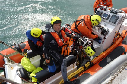 La société nationale de sauvetage en mer est une des expressions les plus abouties de la solidarité des gens de mer face aux drames et accidents maritimes à proximité de nos côtes.La SNSM actuelle est née en 1967, mais depuis plus d'un siècle et demi, des bénévoles issus du monde maritime professionnel et, de plus en plus désormais, d'autres milieux s'investissent localement pour apporter une aide irremplaçable aux usagers de la mer. Association reconnue d'utilité publique dont la mission première est le sauvetage des personnes en danger en mer, la SNSM exerce trois types d'activités : le sauvetage en mer proprement dit, la formation des nageurs sauveteurs saisonniers et la prévention des risques nautiques.Nous avons coutume de dire de nos équipages qu'ils donnent tout et ne prennent rien..sauf les risquesXavier de la Gorce , Président de la SNSM