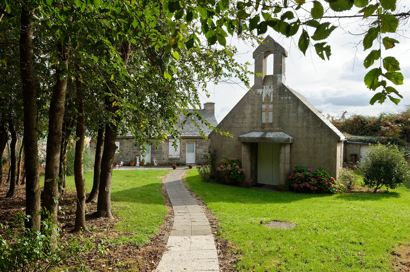 JardeheuA l’ouest du Cotentin (Manche), la Hague est une terre de contrastes et de lumières, une région sauvage et préservée. Le mot Hague est un ancien terme dialectal normand. Il est issu du vieux norois qui signifie «enclos, terrain clos».La Hague présente un littoral varié : falaises abruptes (entre Urville-Nacqueville et Omonville-la-Rogue, et entre Auderville et Vauville), au pied desquelles se trouve une succession de baies, grandes plages (Urville-Nacqueville et à Vauville), d'îlots et platiers rocheux (cap de la Hague,pointe de Jardeheu..), des massifs dunaires (Biville), des grèves de galets (Anse Saint-Martin), des marais arrière-littoraux (Mare de Vauville) et des vallons boisés (Hubiland, Sabine…). La côte est également agrémentée de petits ports (Goury, le Houguet, Port Racine, Port du Hâble…) et de mouillages.La péninsule haguaise est principalement un pays de landes et de bocage, à l'intérieur des terres, formées de fougères, bruyères, genêts et ajoncs.