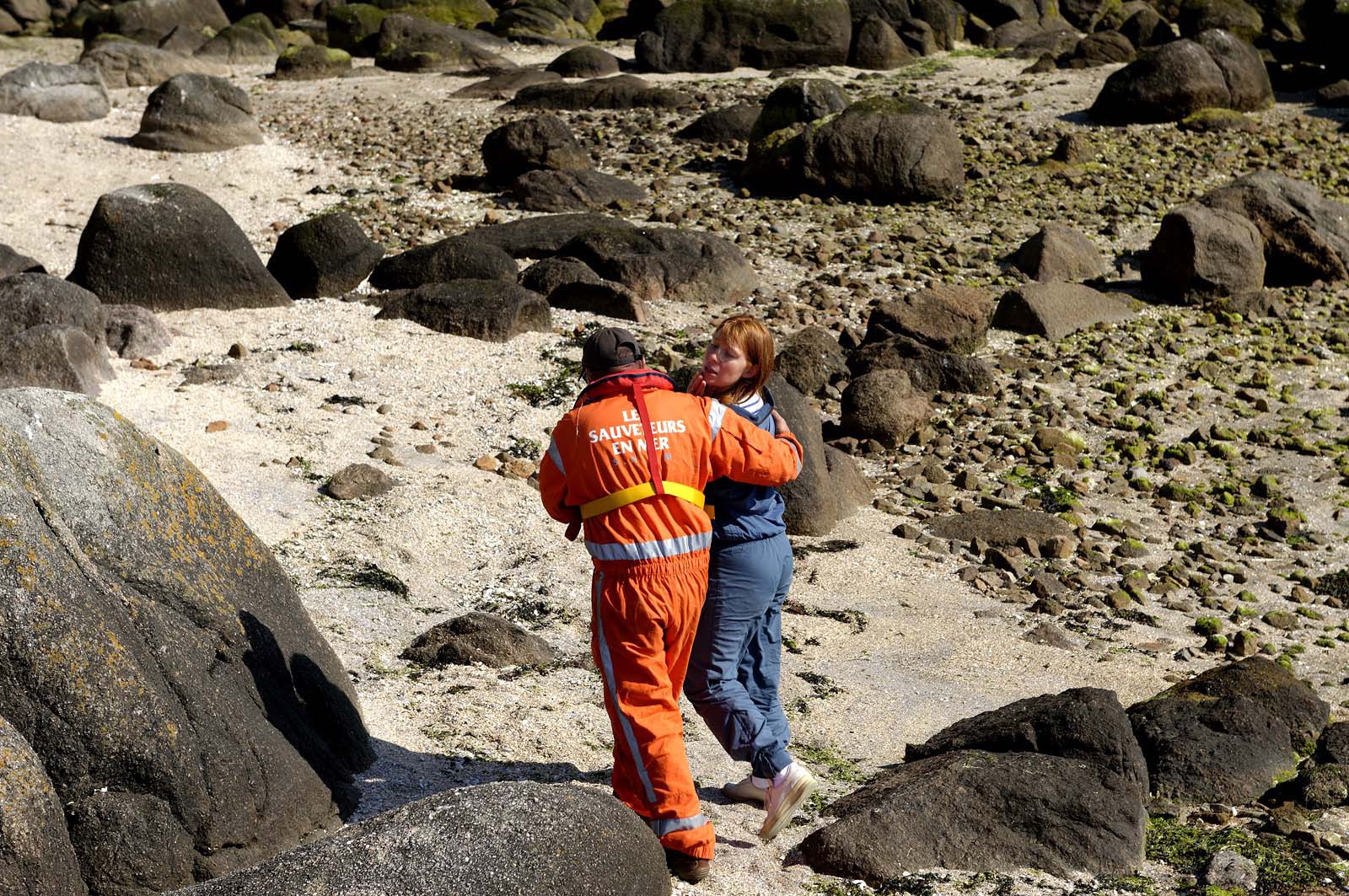 La société nationale de sauvetage en mer est une des expressions les plus abouties de la solidarité des gens de mer face aux drames et accidents maritimes à proximité de nos côtes.La SNSM actuelle est née en 1967, mais depuis plus d'un siècle et demi, des bénévoles issus du monde maritime professionnel et, de plus en plus désormais, d'autres milieux s'investissent localement pour apporter une aide irremplaçable aux usagers de la mer. Association reconnue d'utilité publique dont la mission première est le sauvetage des personnes en danger en mer, la SNSM exerce trois types d'activités : le sauvetage en mer proprement dit, la formation des nageurs sauveteurs saisonniers et la prévention des risques nautiques.Nous avons coutume de dire de nos équipages qu'ils donnent tout et ne prennent rien..sauf les risquesXavier de la Gorce , Président de la SNSM
