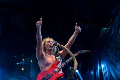 The ShoepolishersLes cireurs de pompe, dans la langue de Molière, n'en sont pas à leur coup d'essai. Avec pas moins de quatre albums dont un double live et un DVD vendu à plus de 10 000 exemplaires à leur actif, les Shoepolishers ont usé leurs savates sur une ribambelle de scènes et de festivals qu'ils ont peine à dénombrer. Leur musique, savant mélange folk rock agrémenté de consonances celtiques aux paroles un brin délirantes, constitue une invitation pour Blairoland. Ce monde fictif, peuplé de farfelus personnages dans un imaginaire conçu de toutes pièces, répand une énergie aussi électrisante que contagieuse sur scène. (http:  www.shoepolishers.fr)