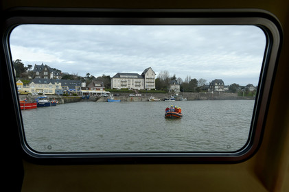 La société nationale de sauvetage en mer est une des expressions les plus abouties de la solidarité des gens de mer face aux drames et accidents maritimes à proximité de nos côtes.La SNSM actuelle est née en 1967, mais depuis plus d'un siècle et demi, des bénévoles issus du monde maritime professionnel et, de plus en plus désormais, d'autres milieux s'investissent localement pour apporter une aide irremplaçable aux usagers de la mer. Association reconnue d'utilité publique dont la mission première est le sauvetage des personnes en danger en mer, la SNSM exerce trois types d'activités : le sauvetage en mer proprement dit, la formation des nageurs sauveteurs saisonniers et la prévention des risques nautiques.Nous avons coutume de dire de nos équipages qu'ils donnent tout et ne prennent rien..sauf les risquesXavier de la Gorce , Président de la SNSM