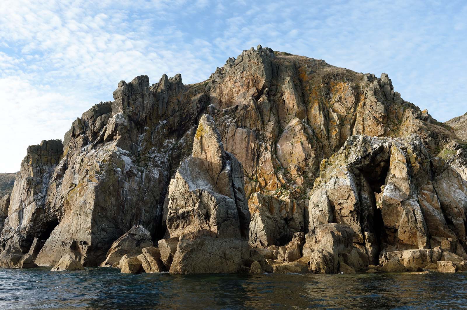 Situé sur la commune de Jobourg (Manche), le Nez de Jobourg s'élève à 126 mètres de haut, classé parmi les plus hautes d'Europe.En empruntant le sentier des douaniers, le promeneur voit la nature se décliner sous toutes ses formes,Le Nez de Jobourg offre un panorama exceptionnel, du cap de la Hague jusqu'au cap de Flamanville, ainsi que sur les îles Anglo-Normandes.