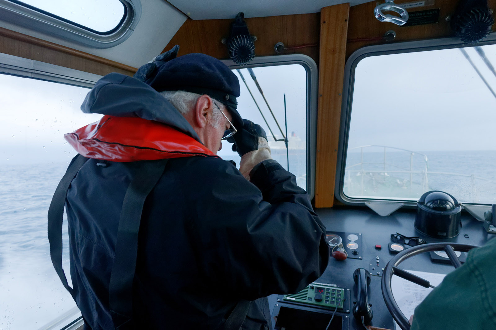 Une manoeuvre réussie est une catastrophe évitée de justesse dit-on.Une formule sans doute excessive mais qui a le mérite de maintenir à l'esprit de chacun qu'il n'existe pas de routine quand il s'agit de manoeuvrer des géants de plusieurs dizaines de milliers de tonnes dans les écluses et les bassins portuaires avec une précision de l'ordre du mètre. Tout l'art du pilote, fin connaisseur des lieux et de leurs pièges, est d'appréhender rapidement le comportement et les capacités manoeuvrières d'un navire inconnu. C'est à lui en effet qu'il appartient de conseiller le pacha pour la bonne réalisation de ce qui reste l'une des phases les plus délicates de l'expédition maritime : l'entrée en port puis l'accostage.