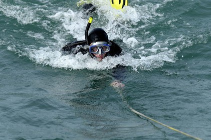 La société nationale de sauvetage en mer est une des expressions les plus abouties de la solidarité des gens de mer face aux drames et accidents maritimes à proximité de nos côtes.La SNSM actuelle est née en 1967, mais depuis plus d'un siècle et demi, des bénévoles issus du monde maritime professionnel et, de plus en plus désormais, d'autres milieux s'investissent localement pour apporter une aide irremplaçable aux usagers de la mer. Association reconnue d'utilité publique dont la mission première est le sauvetage des personnes en danger en mer, la SNSM exerce trois types d'activités : le sauvetage en mer proprement dit, la formation des nageurs sauveteurs saisonniers et la prévention des risques nautiques.Nous avons coutume de dire de nos équipages qu'ils donnent tout et ne prennent rien..sauf les risquesXavier de la Gorce , Président de la SNSM