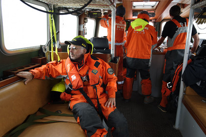 La station est idéalement située à la pointe du nord Cotentin sur la commune d'Auderville.Située aux abords du Raz Blanchard , à 10 miles nautique d'Aurigny et des Iles Anglo-Normandes, le rayon d'action de la station est vaste et se situe de la pointe de Flamanville coté ouest jusqu'au cap Lévy dans l'est.L'abri a une architecture unique en France et sa spécificité réside sur le fait que l'ensemble canot chariot (soit presque 30 tonnes au total ) pivote sur un axe d'une cale à l'autre afin d'être opérationnel  24 heures sur 24 et 365 jours par an quelque soit la marée et les conditions météorologiques.
