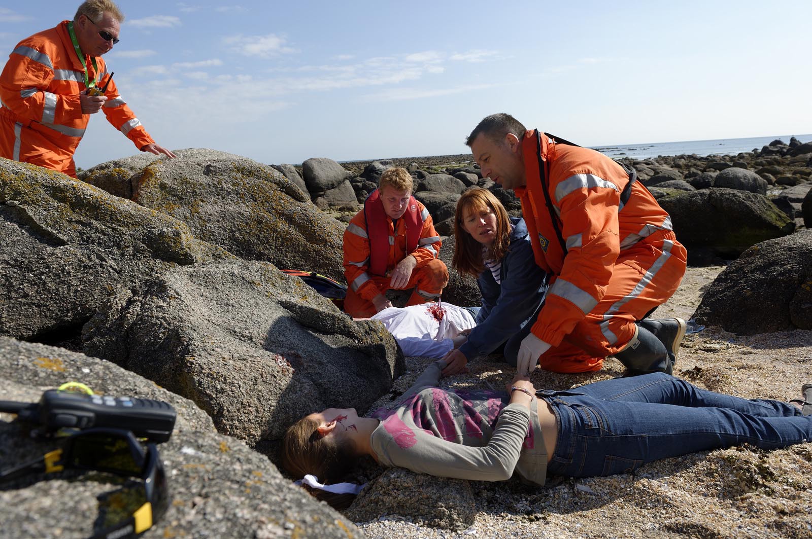 La société nationale de sauvetage en mer est une des expressions les plus abouties de la solidarité des gens de mer face aux drames et accidents maritimes à proximité de nos côtes.La SNSM actuelle est née en 1967, mais depuis plus d'un siècle et demi, des bénévoles issus du monde maritime professionnel et, de plus en plus désormais, d'autres milieux s'investissent localement pour apporter une aide irremplaçable aux usagers de la mer. Association reconnue d'utilité publique dont la mission première est le sauvetage des personnes en danger en mer, la SNSM exerce trois types d'activités : le sauvetage en mer proprement dit, la formation des nageurs sauveteurs saisonniers et la prévention des risques nautiques.Nous avons coutume de dire de nos équipages qu'ils donnent tout et ne prennent rien..sauf les risquesXavier de la Gorce , Président de la SNSM