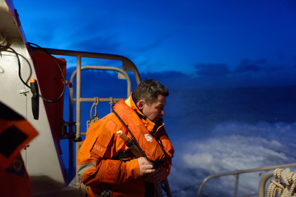 La station est idéalement située à la pointe du nord Cotentin sur la commune d'Auderville.Située aux abords du Raz Blanchard , à 10 miles nautique d'Aurigny et des Iles Anglo-Normandes, le rayon d'action de la station est vaste et se situe de la pointe de Flamanville coté ouest jusqu'au cap Lévy dans l'est.L'abri a une architecture unique en France et sa spécificité réside sur le fait que l'ensemble canot chariot (soit presque 30 tonnes au total ) pivote sur un axe d'une cale à l'autre afin d'être opérationnel  24 heures sur 24 et 365 jours par an quelque soit la marée et les conditions météorologiques.