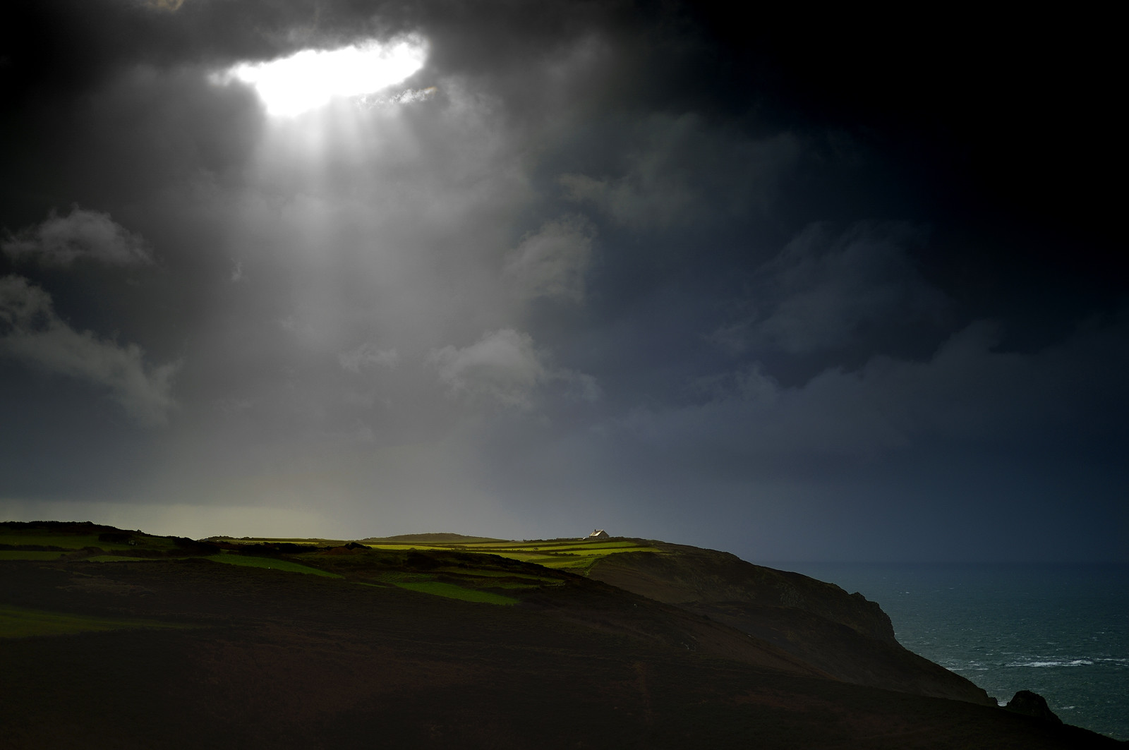 L'auberge des GrottesSitué sur la commune de Jobourg (Manche), le Nez de Jobourg s'élève à 126 mètres de haut, classé parmi les plus hautes d'Europe.En empruntant le sentier des douaniers, le promeneur voit la nature se décliner sous toutes ses formes,Le Nez de Jobourg offre un panorama exceptionnel, du cap de la Hague jusqu'au cap de Flamanville, ainsi que sur les îles Anglo-Normandes.