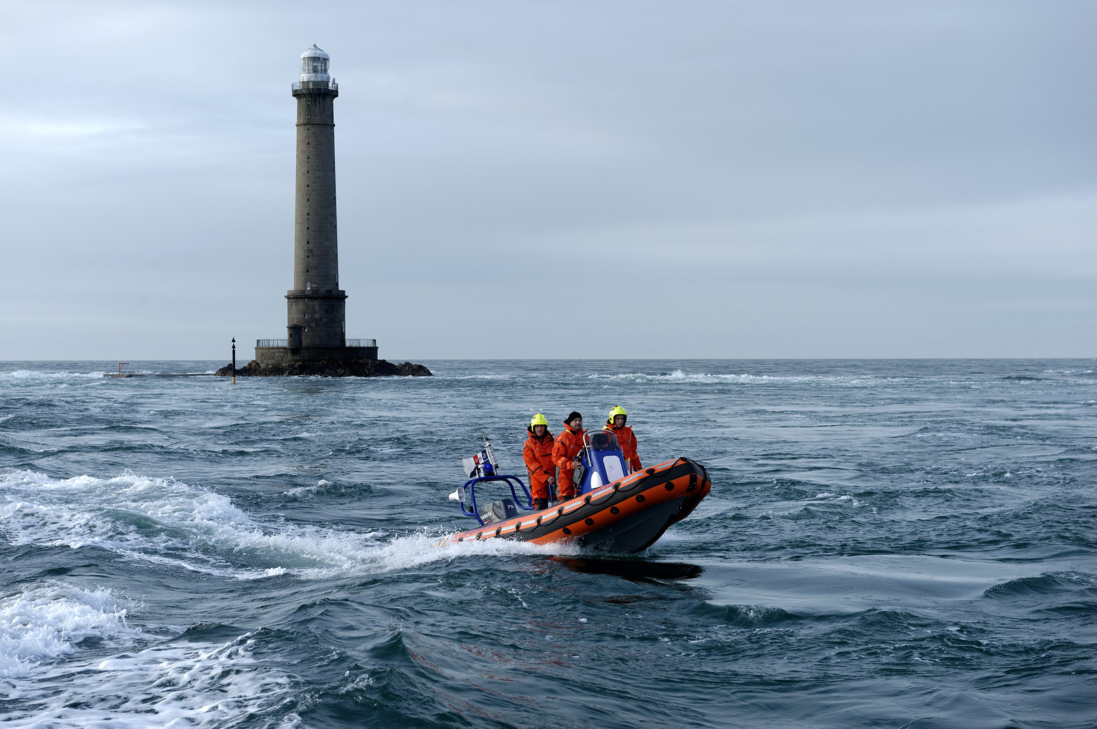 La station est idéalement située à la pointe du nord Cotentin sur la commune d'Auderville.Située aux abords du Raz Blanchard , à 10 miles nautique d'Aurigny et des Iles Anglo-Normandes, le rayon d'action de la station est vaste et se situe de la pointe de Flamanville coté ouest jusqu'au cap Lévy dans l'est.L'abri a une architecture unique en France et sa spécificité réside sur le fait que l'ensemble canot chariot (soit presque 30 tonnes au total ) pivote sur un axe d'une cale à l'autre afin d'être opérationnel  24 heures sur 24 et 365 jours par an quelque soit la marée et les conditions météorologiques.