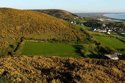 Le village de Vauville fait partie des sites classés de la Hague, Cap Cotentin. Les Pierres Pouquelées, galerie néolithique, sont un témoignage de l'Antiquité.La mare de Vauville est une réserve naturelle. Créée en 1976 c'est l'une des 135 réserves naturelles de France. Géré par le Groupe Ornithologique Normand depuis 1983, c'est un marais d'eau douce protégé de la mer par un étroit cordon dunaire. La mare de Vauville fait 62 ha, il y a plus de 150 espèces d'oiseaux ainsi que de 350 plantes et 16 espèces de batraciens.Un édifice autrefois religieux domine le village. C'est le prieuré de Vauville construit dans les landes, sur le haut d'une colline.Créé par Eric et Nicole Pellerin en 1947, l'exceptionnel jardin botanique du château de Vauville occupe plus de 40 000 m2. Abritant plus de 1000 espèces de l'hémisphère austral, le jardin entoure le château de Vauville dans une ambiance subtropicale tout à fait surprenante.