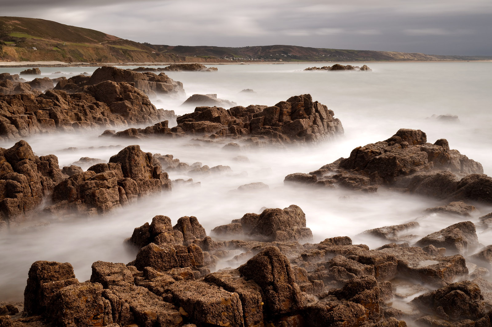 Le village de Vauville fait partie des sites classés de la Hague, Cap Cotentin. Les Pierres Pouquelées, galerie néolithique, sont un témoignage de l'Antiquité.La mare de Vauville est une réserve naturelle. Créée en 1976 c'est l'une des 135 réserves naturelles de France. Géré par le Groupe Ornithologique Normand depuis 1983, c'est un marais d'eau douce protégé de la mer par un étroit cordon dunaire. La mare de Vauville fait 62 ha, il y a plus de 150 espèces d'oiseaux ainsi que de 350 plantes et 16 espèces de batraciens.Un édifice autrefois religieux domine le village. C'est le prieuré de Vauville construit dans les landes, sur le haut d'une colline.Créé par Eric et Nicole Pellerin en 1947, l'exceptionnel jardin botanique du château de Vauville occupe plus de 40 000 m2. Abritant plus de 1000 espèces de l'hémisphère austral, le jardin entoure le château de Vauville dans une ambiance subtropicale tout à fait surprenante.