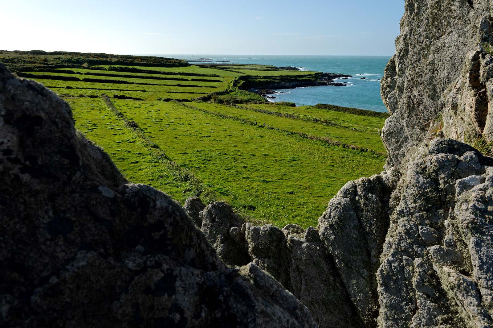 A l’ouest du Cotentin (Manche), la Hague est une terre de contrastes et de lumières, une région sauvage et préservée. Le mot Hague est un ancien terme dialectal normand. Il est issu du vieux norois qui signifie «enclos, terrain clos».La Hague présente un littoral varié : falaises abruptes (entre Urville-Nacqueville et Omonville-la-Rogue, et entre Auderville et Vauville), au pied desquelles se trouve une succession de baies, grandes plages (Urville-Nacqueville et à Vauville), d'îlots et platiers rocheux (cap de la Hague,pointe de Jardeheu..), des massifs dunaires (Biville), des grèves de galets (Anse Saint-Martin), des marais arrière-littoraux (Mare de Vauville) et des vallons boisés (Hubiland, Sabine…). La côte est également agrémentée de petits ports (Goury, le Houguet, Port Racine, Port du Hâble…) et de mouillages.La péninsule haguaise est principalement un pays de landes et de bocage, à l'intérieur des terres, formées de fougères, bruyères, genêts et ajoncs.