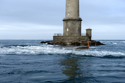 Les phares des côtes de France datent tous des 18ème et 19ème siècles, à quelques exceptions près, et l'on s'émerveille encore des efforts et des savoir-faire déployés alors pour mener à bien ces fabuleux travaux de génie civile.Scintillants, à éclats courts ou longs, isophases, à occultations... Rythme, couleur,secteur...Chaque phare affiche son code génétique, unique, que l'on retrouve également sur les cartes marines.Basé à Dunkerque, le Hauts de France est chargé de la mise en place et de l'entretien courant du balisage maritime hauturier de l'ensemble de la zone, de la frontière belge à la pointe de la Hague.Au-delà de ses missions premières, le baliseur océanique est également capable de mettre en oeuvre l'ensemble de ses capacités techniques pour lutter contre les pollutions marines.
